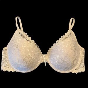 La Vie en Rose white lacy bra NWT C38